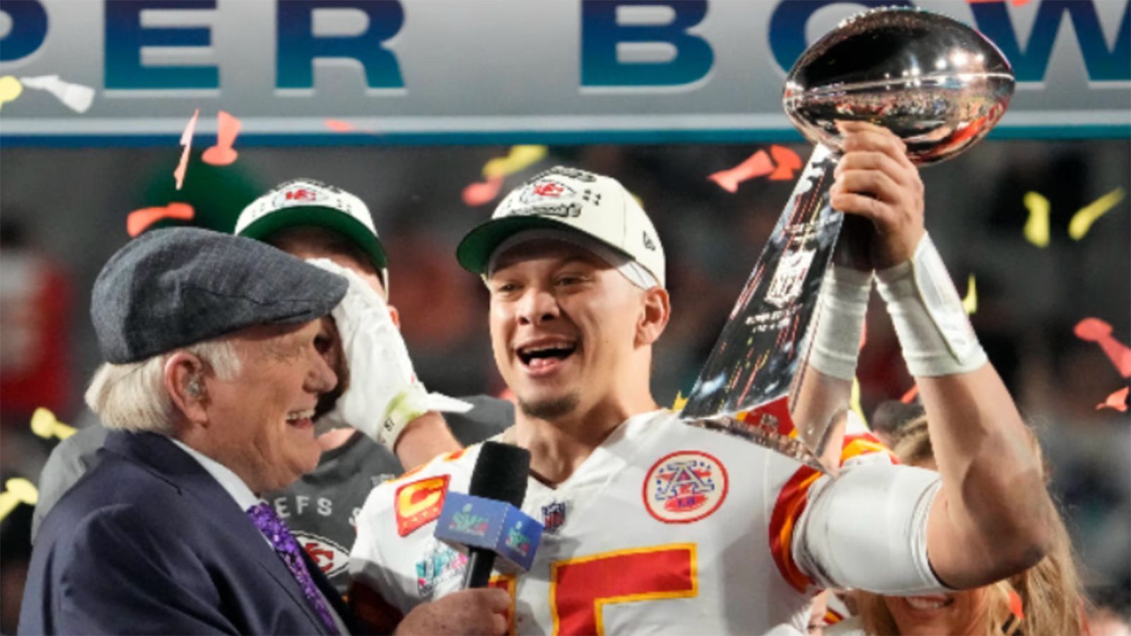 
                <strong>Gewinner: Patrick Mahomes</strong><br>
                Über jeden Zweifel erhaben und ganz offensichtlich der größte Gewinner ist Superstar Patrick Mahomes. Eigentlich sollte der Quarterback der Chiefs ob seiner Knöchelverletzung gehandicapt sein. Dies war allerdings mitnichten der Fall. Der Spielmacher zeigte eine der besten Einzelspieler-Leistungen der Super-Bowl-Geschichte, leistete sich keine Fehler, brachte drei Touchdowns auf das Scoreboard und trug trotz seiner Verletzung zwei enorm wichtige Läufe zum Erfolg seines Teams bei. Mit nur 27 Jahren ist Mahomes nun mehrmaliger Super-Bowl-Sieger, mehrmaliger MVP der Regular Season und mehrmaliger Super-Bowl-MVP. Dazu der erste Signal Caller seit Kurt Warner 1999, der als MVP der Regular Season im gleichen Jahr auch den Titel geholt hat. Chapeau!
              