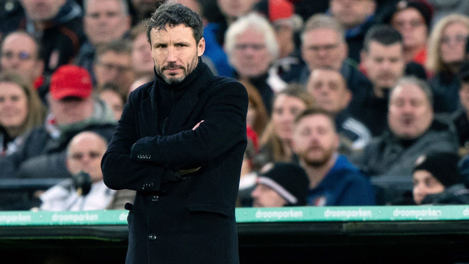 
                <strong>Mark van Bommel</strong><br>
                Geburtsdatum: 22. April 1977 / Ohne Job seit: Dezember 2019 / Zuletzt Trainer bei: PSV EindhovenWährend viele gestandene Trainer derzeit auf einen neuen Job warten, tummelt sich unter ihnen mit dem 43-jährigen Mark van Bommel ein hoffnungsvolles Trainer-Talent. Der frühere Bayern- und Barca-Profi übernahm im Sommer 2018 mit der PSV Eindhoven seinen Ex-Klub als erste Cheftrainer-Station. Der frühere "Aggressive Leader" der Münchner hielt sich bis Ende 2019 auf der Bank und hat bei seinen 75 Spielen einen beachtlichen Punkteschnitt von 1,95 vorzuweisen.
              