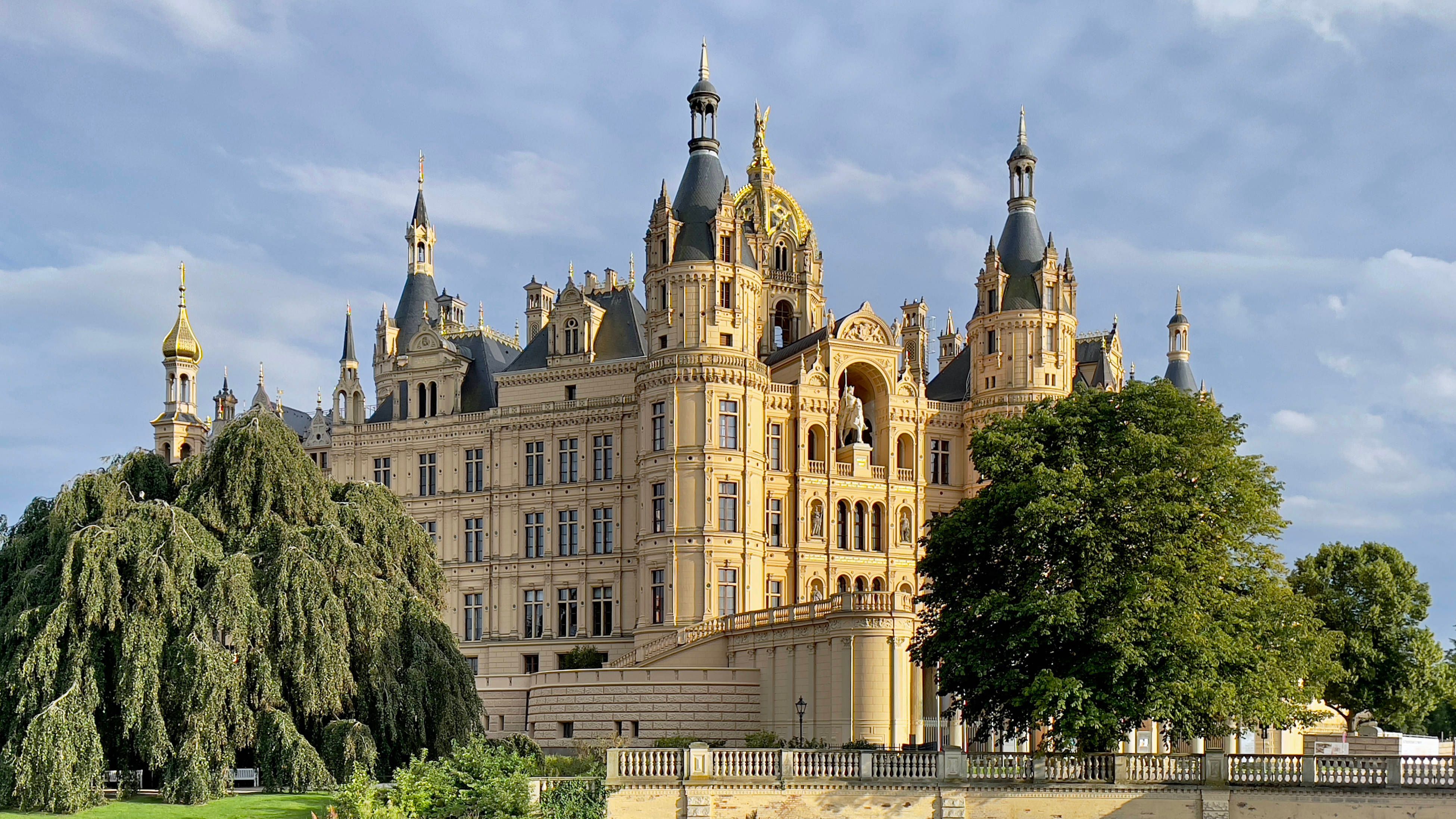 Das Schloss Schwerin wird auch als das Schloss Neuschwanstein des Nordens bezeichnet.