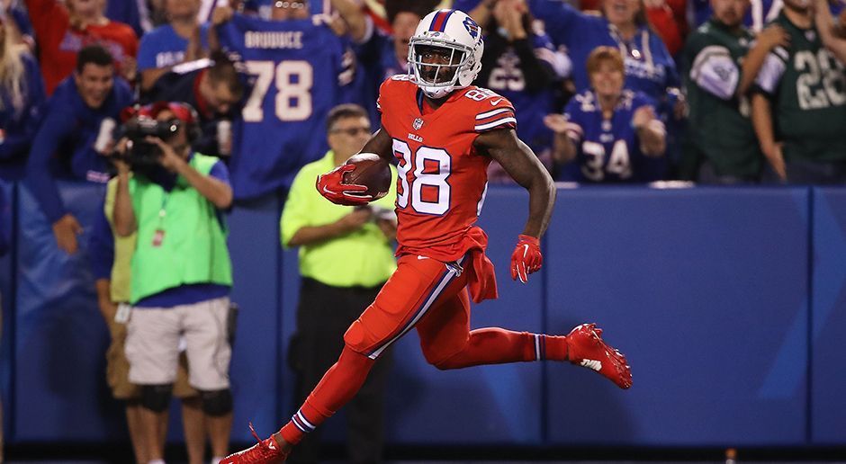 
                <strong>Marquise Goodwin zu den San Francisco 49ers</strong><br>
                Neben Hoyer sichern sich die 49ers auch die Dienste von Wide Receiver Marquise Goodwin. Der Wide Receiver spielt seit 2013 für die Buffalo Bills in der NFL. Im Jahr zuvor nahm er für die USA an den Olympischen Spielen 2012 in London teil und erreichte im Weitsprung den zehnten Platz.
              