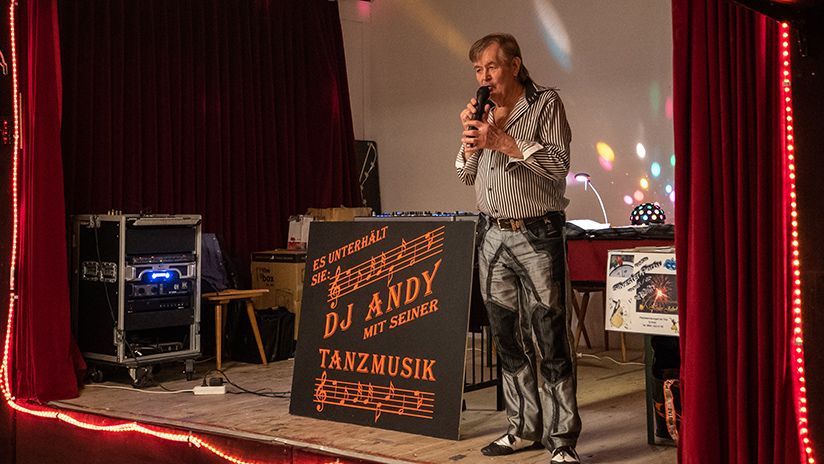 An diesem Abend legt DJ Andy auf. Mit seiner Musik möchte er die Menschen zum Tanzen animieren.