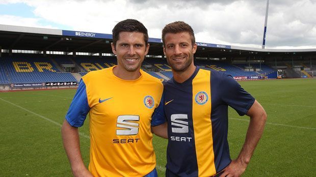 
                <strong>Eintracht Braunschweig Trikots</strong><br>
                Schnörkellos: Die Braunschweiger haben sich für ihr Comeback in der deutschen Eliteliga für ein ganz bodenständiges Design entschieden - beim Heim- und Auswärtstrikot
              