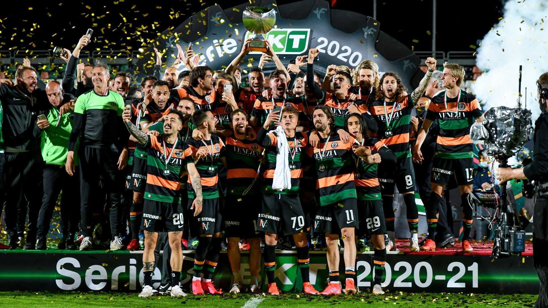 
                <strong>FC Venedig (Italien)</strong><br>
                Auch der FC Venedig kehrt nach über zwanzig Jahren in die Serie A zurück. Die Mannschaft von Trainer Paolo Zanetti setzte sich im Finale der Aufstiegs-Playoffs in Italiens höchste Spielklasse in allerletzter Sekunde gegen des AS Cittadella durch. In der 93. Minute schoss Stürmer Riccardo Bocalon den 1:1-Ausgleichstreffer, nachdem man zuvor das Hinspiel mit 1:0 für sich entschieden hatte. 
              
