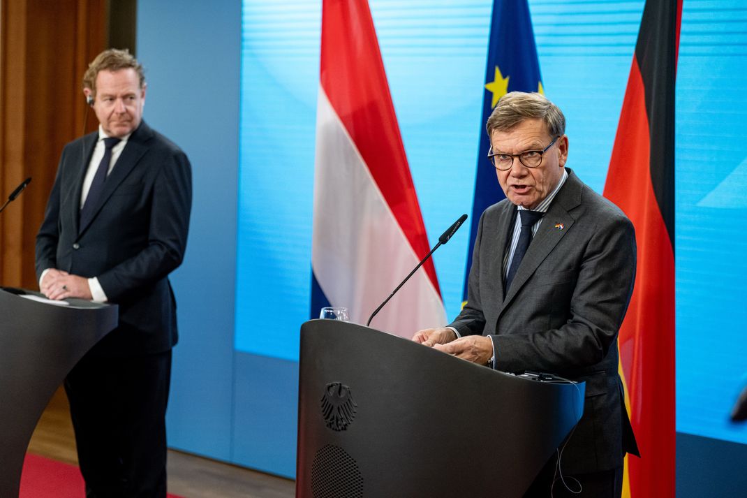 Johann Wadephul (CDU, rechts) hat bei einem Treffen mit seinem niederländischen Amtskollegen deutliche Worte gefunden.