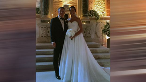 
                <strong>Bastian Schweinsteiger und Ana Ivanovic</strong><br>
                Bastian Schweinsteiger und Ana Ivanovic: Es war die Traumhochzeit nach der EM! Der deutsche Nationalspieler und die serbische Tennis-Schönheit heirateten im italienischen Venedig. Viele Prominente aus der Sportwelt waren eingeladen, wie Skifahrer Felix Neureuther und dessen Freundin, Biathletin Miriam Gössner. 
              