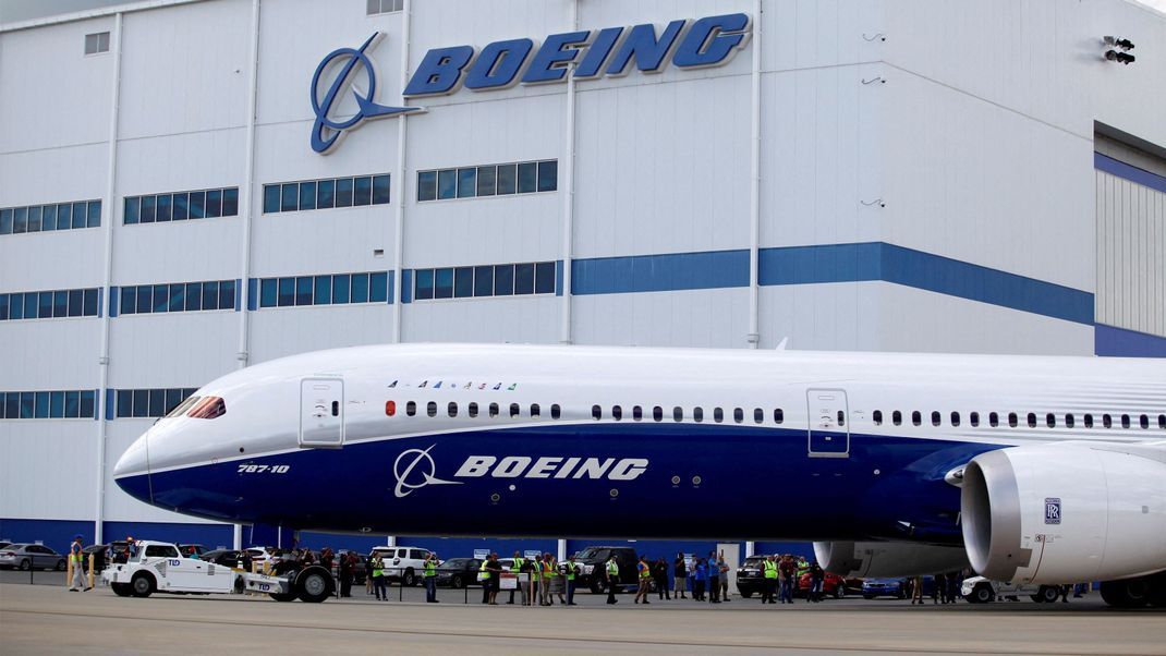 Die Produktion von Modellen des 787 Dreamliner soll aus Sicherheitsgründen eingestellt werden, sagt ein Mitarbeiter.