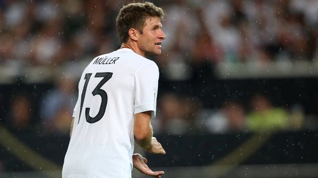 
                <strong>Thomas Müller</strong><br>
                Deutschlands Kapitän holte sich gegen Norwegen Selbstvertrauen, um seine aktuell schwierige Situation bei Bayern meistern zu können. Thomas Müller eroberte etwas vor dem 3:0 für Deutschland den Ball sehr gut im Mittelfeld und bereitete das 4:0 durch eine perfekte Flanke auf Werner vor. Selbst hatte er in der 28. Minute eine Großchance auf dem Fuß, diese wurde jedoch gerade noch geblockt. Zur Pause durfte der Münchner in der Kabine bleiben. Statt ihm kam Schalkes Goretzka in die Begegnung. ran-Note: 2
              