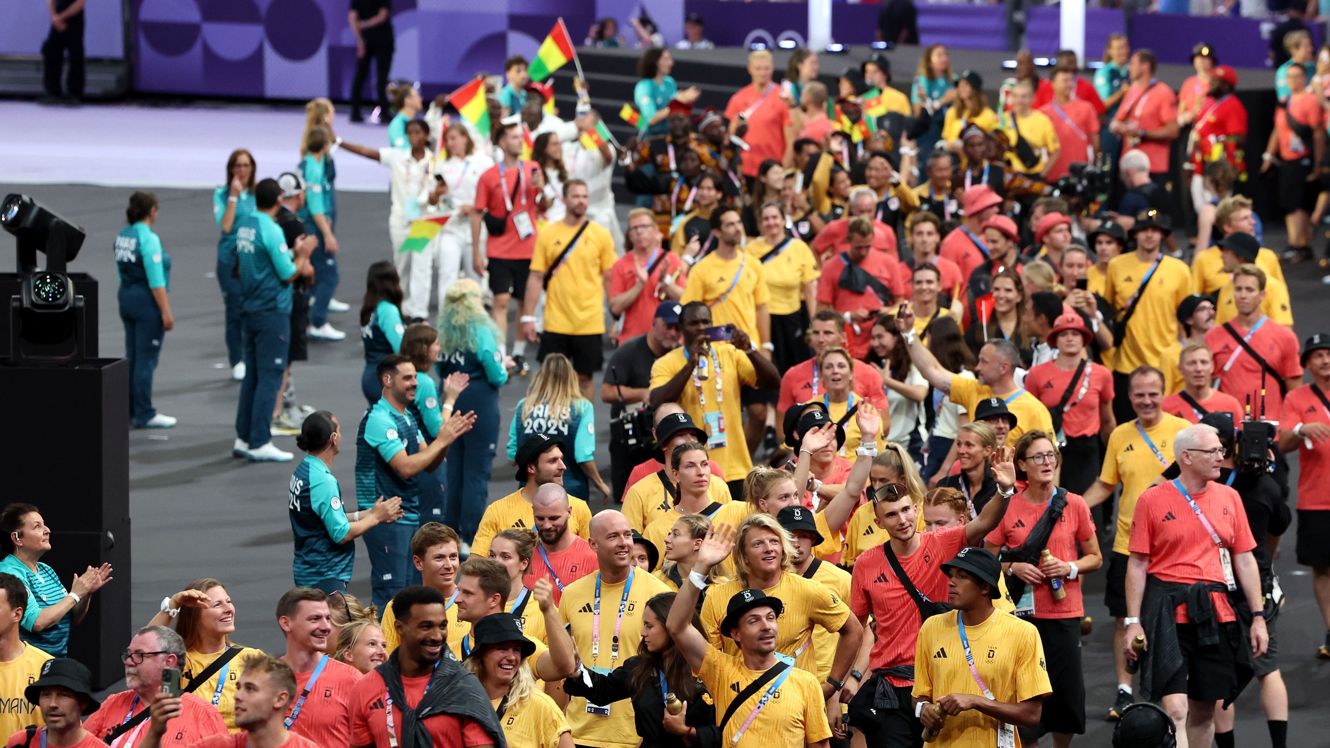 <strong>Olympia 2024: Die besten Bilder der Schlussfeier</strong><br>Auch zahlreiche Athletinnen und Athleten aus Deutschland marschieren ins weite Rund ein und winken den über 70.000 Zuschauern im Stadion zu.