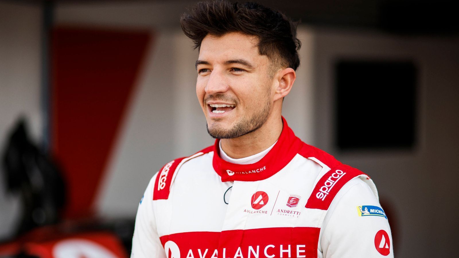 
                <strong>Jake Dennis (Andretti)</strong><br>
                Jake Dennis startete 2019 für R-Motorsport Aston Martin in der DTM und holte mit einem sechsten Platz das beste Saisonergebnis für einen Aston-Martin-Fahrer heraus. Im gleichen Jahr fuhr er bei den 12 Stunden von Bathurst auf die Pole Position und mit Platz zwei im Rennen aufs Podium. Dennis' Formel-1-Vergangenheit ist vergleichsweise übersichtlich: 2018 absolvierte er Testfahrten für das Aston Martin Red Bull Racing Formel-1-Team, für das er als Simulator- und Entwicklungsfahrer weiterhin regelmäßig tätig ist. Dafür sorgte er in seiner Rookie-Saison in der Formel E für Aufsehen, fuhr 2022 bis zum Schluss um den Titel mit und wurde letztendlich WM-Dritter.
              