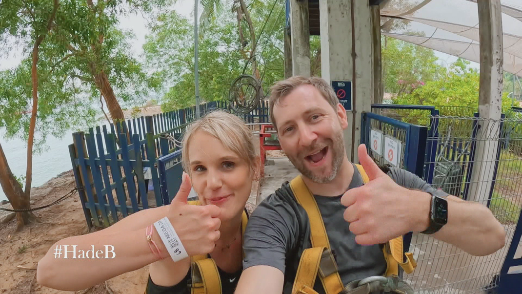 Das Alternativ-Programm lässt das vorherige Ärgernis verstreichen: Michelle und Fabian haben beim Zip-Lining in Singapur sichtlich Spaß!