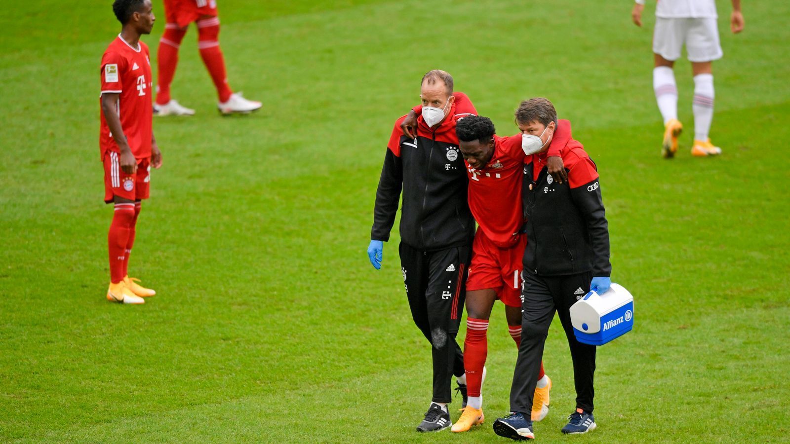 
                <strong>Alphonso Davies' Ausfall und die Folgen: Das sind Flicks Alternativen</strong><br>
                Die bittere Diagnose: Ein komplett sowie ein angerissenes Band im rechten Sprunggelenk. Der Rekordmeister gab die Ausfallzeit seines Shootingstars mit sechs bis acht Wochen an. Wahrscheinlich also, dass Phonzie im Jahr 2020 nicht mehr für den FCB auf dem Platz stehen wird.
              