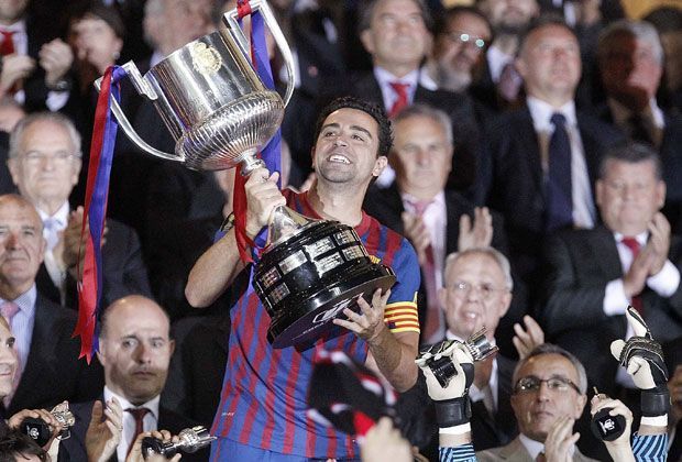 
                <strong>Zweimaliger spanischer Pokalsieger</strong><br>
                Den spanischen Pokal an sich konnte Xavi "nur" zwei Mal mit den "Blaugrana" holen - 2009 und 2012. Generell war 2009 das Jahr seiner Karriere. Xavi gewann in dieser Zeit jeden Titel, den er nur gewinnen konnte.
              