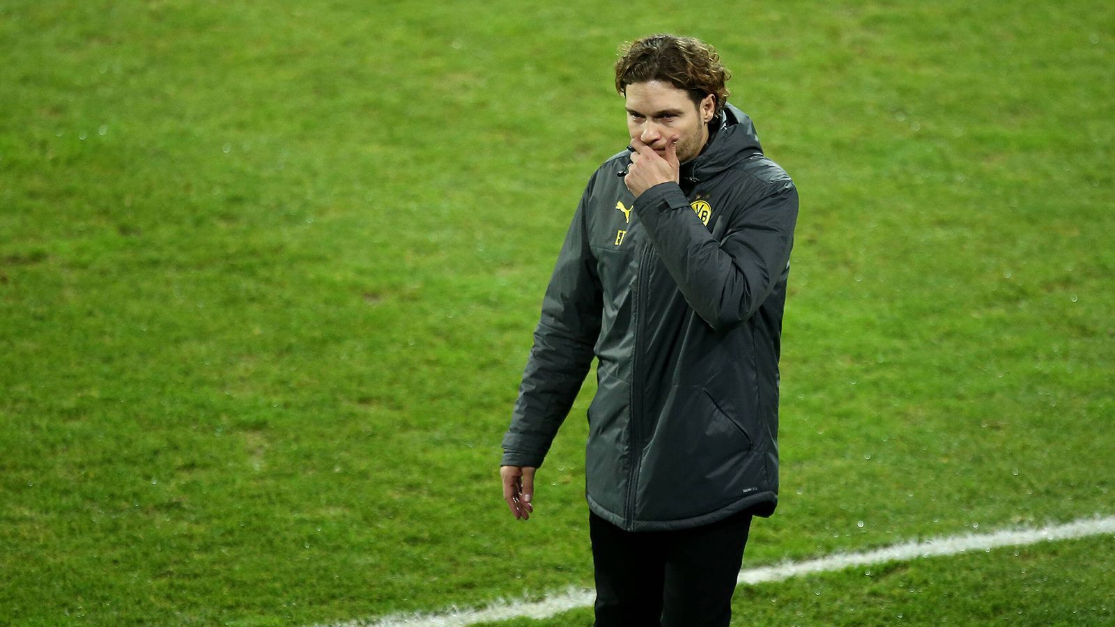 
                <strong>Borussia Dortmund: Edin Terzic (Vertrag bis 2021)</strong><br>
                Eigentlich soll der langjährige Co-Trainer seinen Interimsposten in der ersten Reihe bis zum Saisonende besetzen, doch der BVB ist unter ihm in drei Spielen noch nicht ins Rollen gekommen. 2:1-Sieg gegen Bremen, 1:2-Niederlage bei Union und ein schmeichelhafter 2:0-Erfolg im Pokal bei Braunschweig. Im Jahresendspurt sei "die Magie ein bisschen verloren", hieß es vom Coach vor der Weihnachtspause. Jetzt müssen sich die Verantwortlichen Gedanken machen. Die Lückenfüller-Rolle von Terzic spricht für einen Rose-Transfer aus Gladbach. Allerdings steht der BVB derzeit noch nicht einmal auf einem Champions-League-Platz. Jetzt muss abgewogen werden.
              