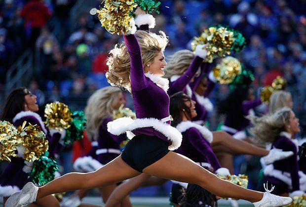 
                <strong>Baltimore Ravens</strong><br>
                Die Baltimore Ravens zu Weihnachten gewohnt in violett. Die Akrobatik ist jedes Mal erneut spektakulär.
              