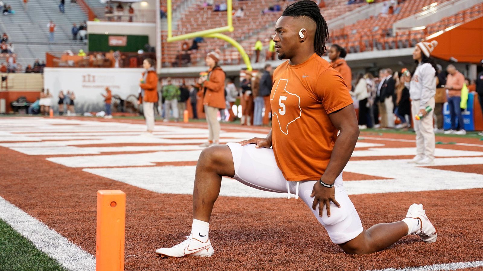 
                <strong>Bijan Robinson (Running Back, Texas)</strong><br>
                Geht es nach den NFL Next Gen Stats, ist Bijan Robinson das heißeste Eisen im diesjährigen Draft. Der Running Back steht hier mit einem Elite-Wert von 96 von maximal 100 Punkten einsam an der Jahrgangsspitze. In seinen zwölf Einsätzen in der vergangenen College-Saison kam Robinson auf 1.580 Rushing Yards und 18 Rushing Touchdowns. Alabamas Edge Rusher Will Anderson adelte Robinson in der Presserunde vor dem Combine als seinen bisher stärksten Gegenspieler: "Wir mussten ihn Gang-tacklen, weil er so viele Tackles durchbrochen hat." Bei Robinsons Marke von 201 Missed Tackles in den vergangenen drei Spielzeiten können wir uns schon auf eine Kostprobe seiner Skills beim 10-Yard-Split der Running Backs am Sonntag freuen.
              