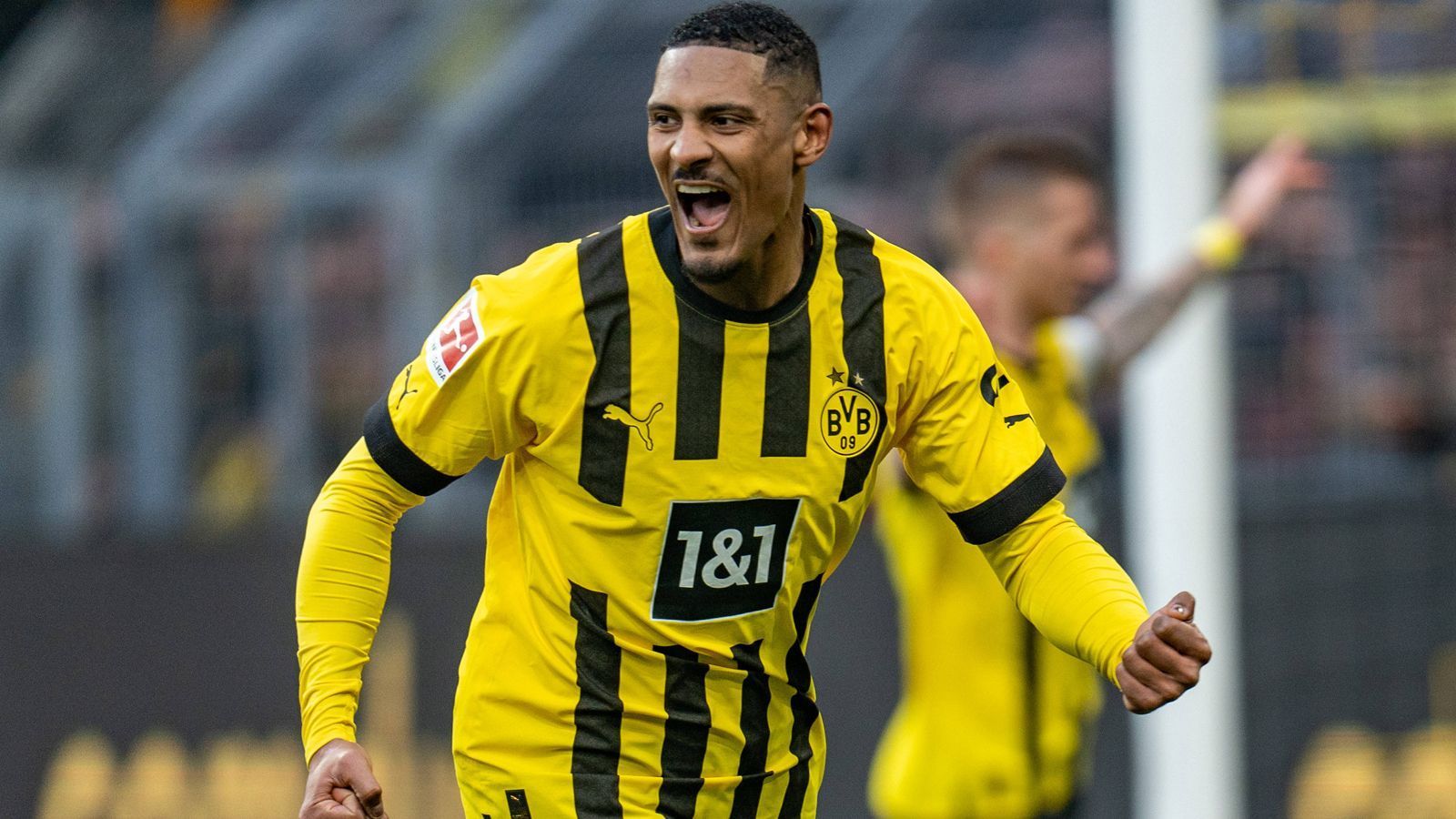 
                <strong>Sebastien Haller</strong><br>
                Mittelstürmer Haller hat zunächst lange einen schweren Stand, bekommt kaum mal brauchbare Bälle im Sturmzentrum. Entsprechend hängt der Franzose in der Luft. Das ändert sich erst nach der Pause, als er in der 51. Minute per Kopf zum 3:1 für Dortmund trifft. Nach seinem Comeback ein besonders emotionales Tor - ausgerechnet am Weltkrebstag. ran-Note: 2.
              