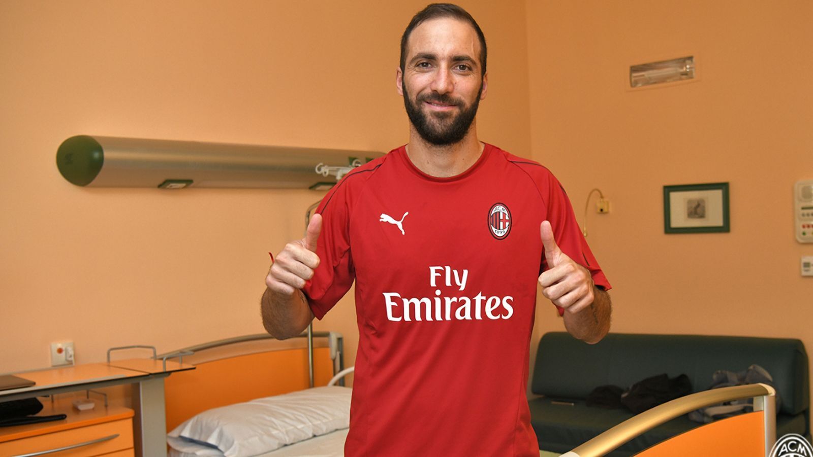 
                <strong>Gonzalo Higuain (Zugang AC Milan)</strong><br>
                Im Gegenzug um Bonucci-Wechsel nach Turin, geht Stürmer Gonzalo Higuain den umgekehrten Weg, schließt sich dem AC Milan an. Für die zunächst einjährige Leihe wird nach offiziellen Angaben von Juventus eine Gebühr von 18 Millionen Euro fällig. 2019 könnte Milan die vereinbarte Kaufoption in Höhe von 36 Millionen Euro für den 30-jährigen Argentinier ziehen. Neben Higuain wechselt noch Innenverteidiger Mattia Caldara von der "Alten Dame" zu den Mailändern. Die Ablöse für den 24-Jährigen beträgt 35 Millionen Euro, also genau gleich viel, wie Juventus für die Rückkehr von Bonucci bezahlte.
              