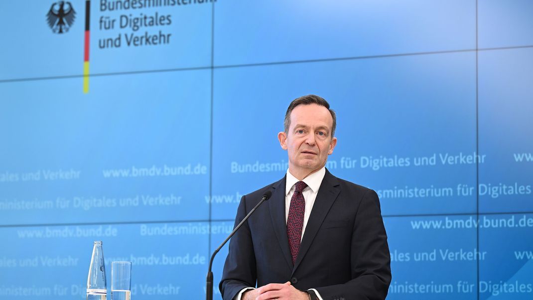 Volker Wissing, Bundesminister für Digitales und Verkehr, spricht zu der Nutzung von E-Fuels für neue Verbrenner auch nach 2035 und in der Bestandsflotte. 