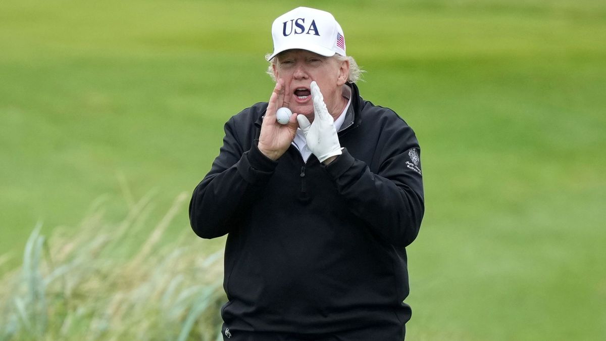US-Präsident Donald Trump soll beim Golfen auf seinem eigenen Golfplatz im schottischen  Turnberry erneut geschummelt haben.