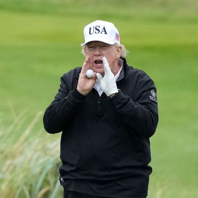 US-Präsident Donald Trump soll beim Golfen auf seinem eigenen Golfplatz im schottischen  Turnberry erneut geschummelt haben.