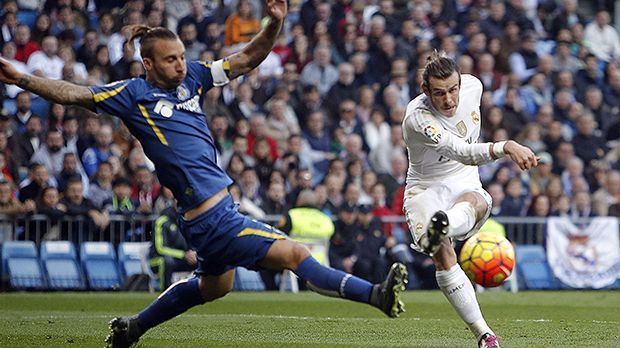 
                <strong>Gareth Bale</strong><br>
                Gareth Bale: Der Waliser ist Chicharito in Sachen Assists zwar überlegen (sechs zu zwei), dafür ist der Leverkusener treffsicherer als sein ehemaliger Teamkollege: Bale kommt in dieser Saison erst auf vier Liga-Tore. In der Königsklasse wartet der Superstar nach wie vor ein auf Erfolgserlebnis. 
              