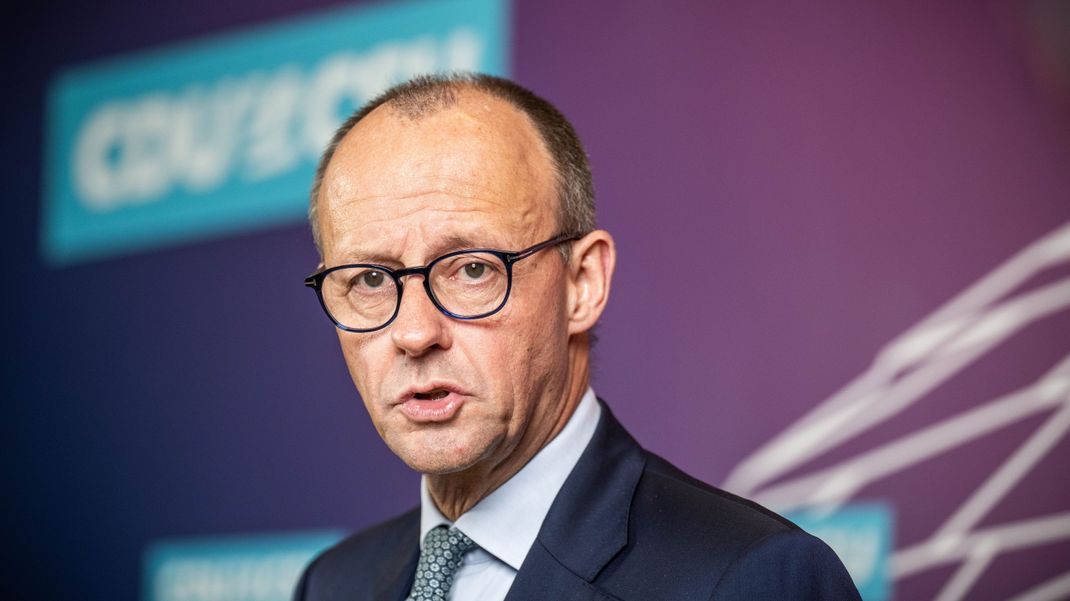 In der Zuwanderungsdebatte fordert Friedrich Merz mehr Rückführungen.