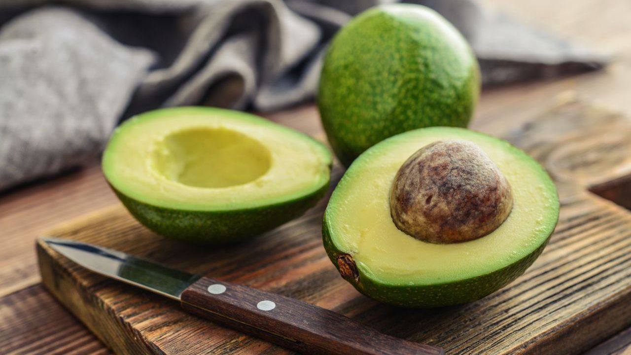 Avocados: Viele Veganer lieben sie. Doch streng genommen sind Avocados nicht vegan, denn beim Anbau werden Tiere ausgebeutet. Es werden Bienen zur Bestäubung eingesetzt. Sie legen beim Transport weite Strecken in Lkws zurück.