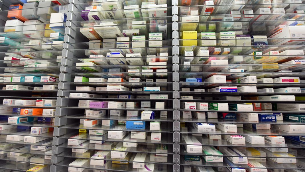 Medikamente liegen im Lager einer Apotheke in Leipzig. 