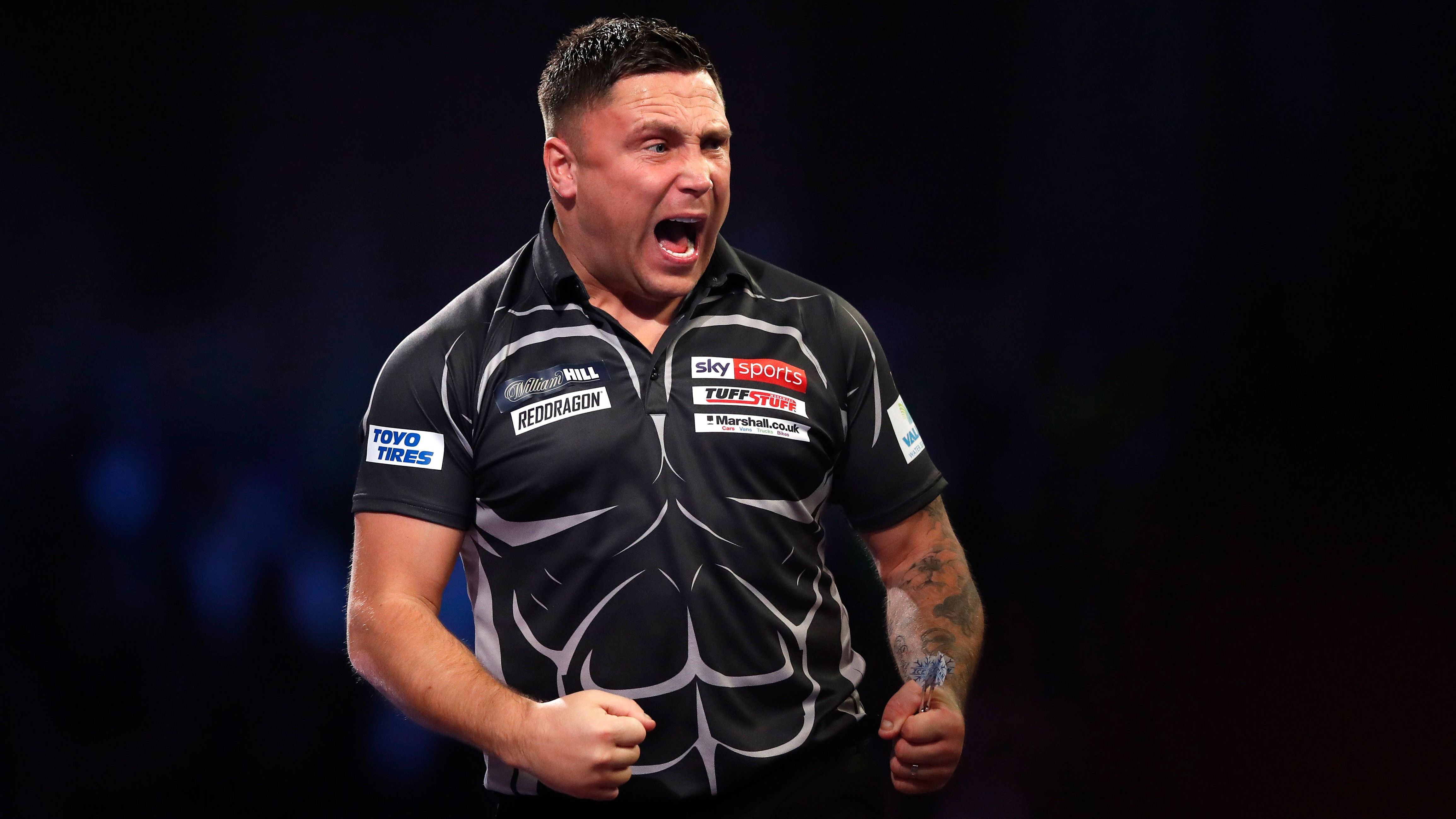 <strong>1. Januar 2022: Gerwyn Price (Viertelfinale vs. Michael Smith)</strong><br>Und auch Gerwyn Price konnte sich in jenem Turnier in der Liste der Spieler eintragen, die auf der Bühne des Ally Pally einen Neun-Darter geworfen haben. In einem grandiosen Viertelfinale am Neujahrstag 2022 gegen Michael Smith <a href="https://www.youtube.com/watch?v=uY55bw-W7qw">bejubelte er im vierten Satz das perfekte Leg</a>, verlor das Match aber knapp mit 4:5.