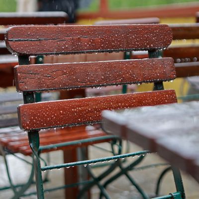 Ein Tiefdruckgebiet sorgt für unbeständiges Wetter mit viel Niederschlag. 