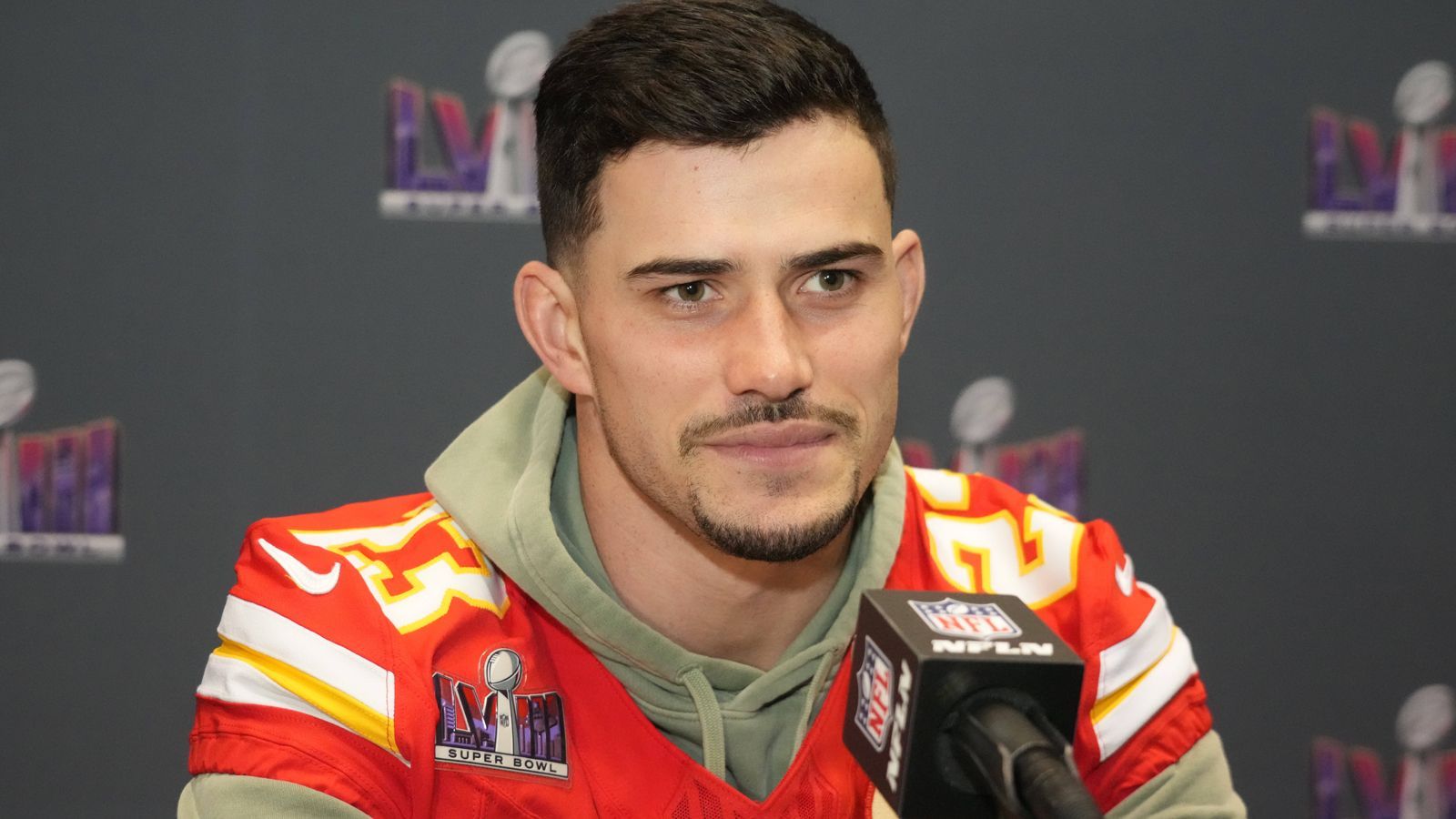 <strong>Platz 25: Drue Tranquill</strong><br><strong>Team:</strong> Kansas City Chiefs<br><strong>Position:</strong> Linebacker<br>Eigentlich ist Tranquill nur ein Ersatzspieler, doch er riss gegen die Baltimore Ravens richtig ab und ließ den Ausfall von Willie Gay vergessen. Wenn er das Momentum in den Super Bowl reinbekommt, kann er ein X-Faktor in der Defense des Coordinators Steve Spagnuolo werden.