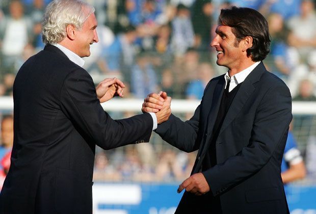 
                <strong>BRUNO LABBADIA (Trainer vom 1.6.2009 bis 26.4.2010)</strong><br>
                Auch Rudi Völler verspricht dem damaligen HSV-Coach eine erfolgreiche Zukunft bei den Hanseaten. "Ich glaube, er kommt mit dem HSV in der Liga unter die ersten Drei", sagt er im Januar 2010. Am 26. April wird Labbadia entlassen. Zu dem Zeitpunkt rangiert der HSV auf Platz 7.
              