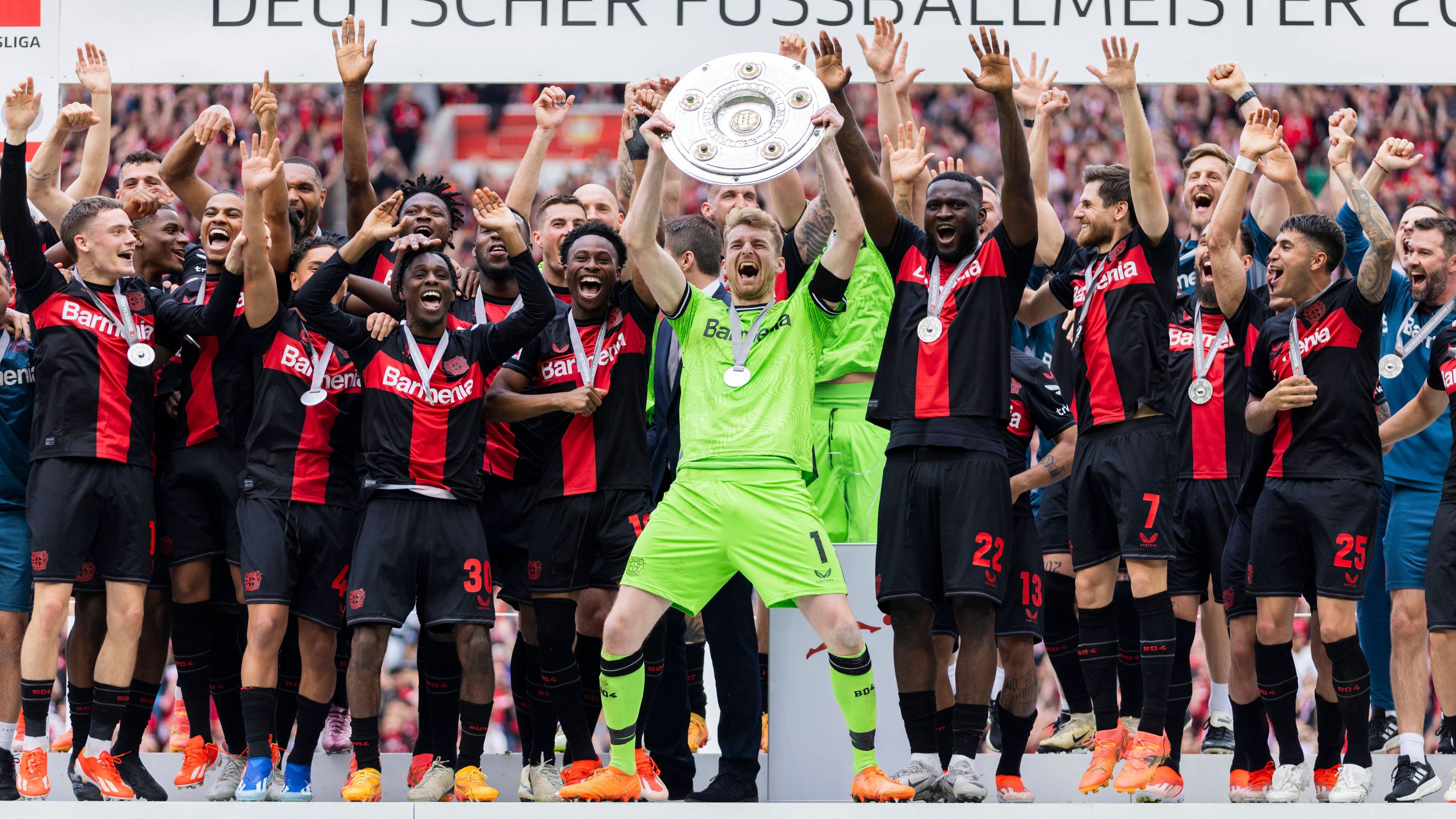 <strong>Bayer Leverkusen 2023/24</strong><br>28 Spiele, sechs Unentschieden und keine einzige Niederlage - so lautet die beeindruckende Bilanz von Bayer Leverkusen. Völlig verdient sicherte sich die Werkself mit 90 Punkten die Meisterschaft, legte das Vizekusen-Image ab und schaffte den Sprung in den elitären Kreis der "Invincible"-Teams.