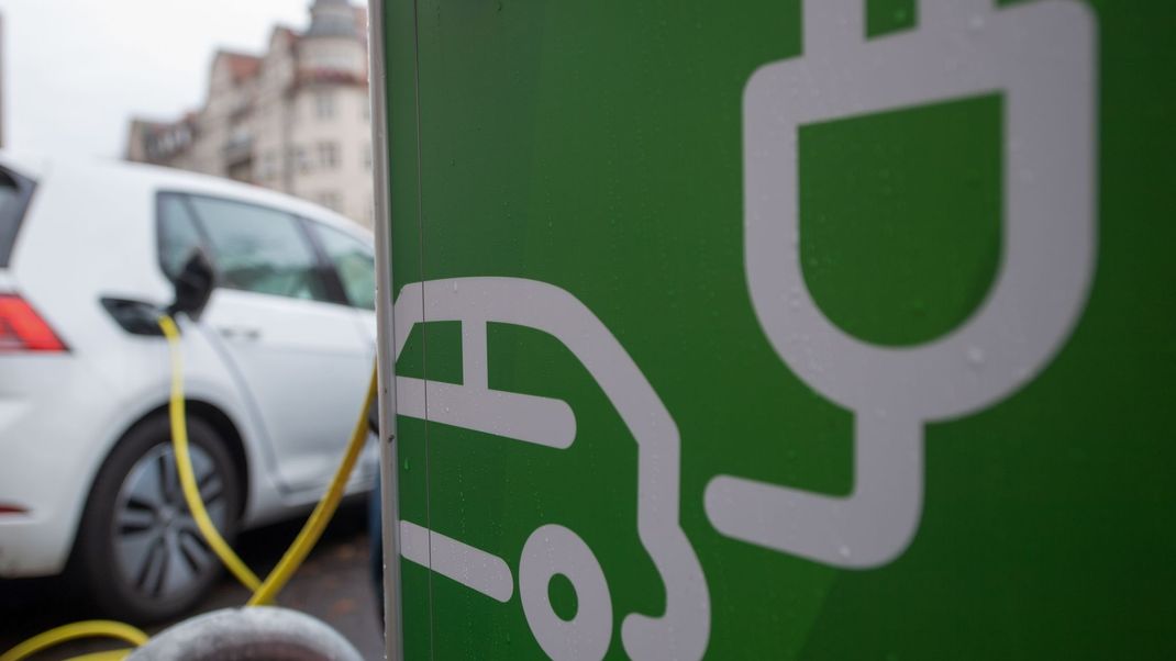 E-Autos können der Automobilbranche bei der Einhaltung der Klimaziele helfen.