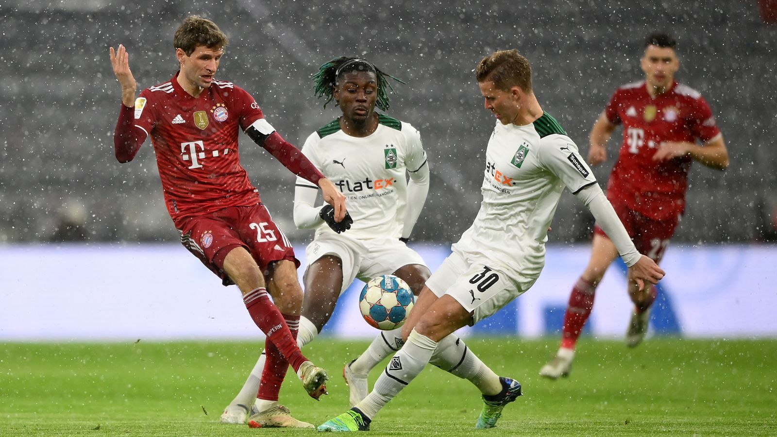 
                <strong>Thomas Müller</strong><br>
                Lange Zeit unauffälliger Auftritt auf der 10. Bedient mit seiner ersten guten Aktion Lewandowski vor dessen Führungstreffer. Nachdem Gladbach die Partie gedreht hat deutlich umtriebiger und auch immer wieder mit tiefen Läufen ins Mittelfeld gegen dann hoch pressende Borussen. Starker Ball auf Lewandowski vor dessen Pfostentreffer (45.+2), sein Volley-Nachschuss wird grade so von Ginter von der Linie gekratzt. Kann seinen Abschluss nach Maßflanke von Lewandowski nicht entscheidenden platzieren (58.). Neben Kimmich einer der Aktivposten in Halbzeit zwei. ran-Note: 3 
              