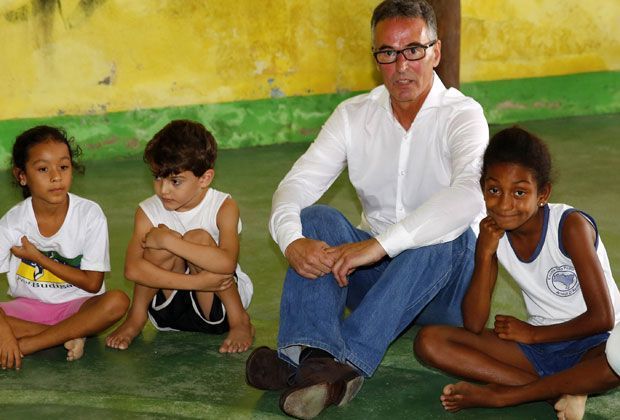 
                <strong>Helmut Sandrock, DFB-Generalsekretär</strong><br>
                "Wir sind freundlich begrüßt worden - von Menschen, Frauen und Kindern." (nach Ankunft des DFB-Tross in Brasilien)
              