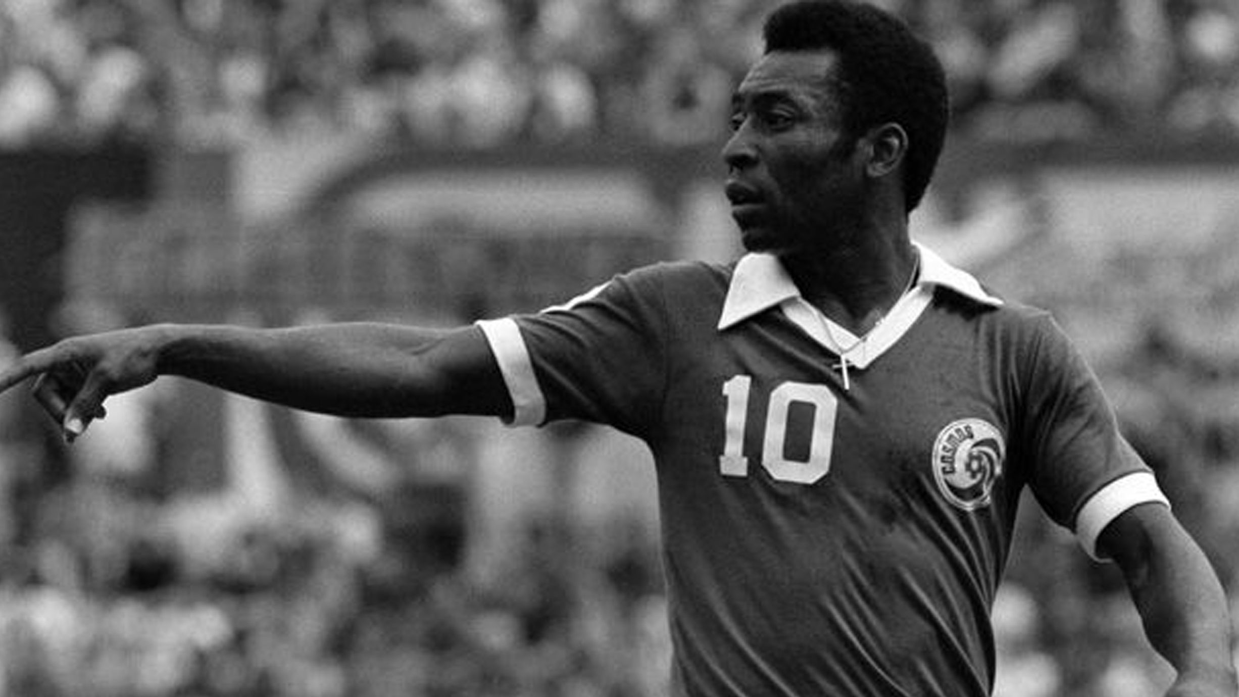 
                <strong>Pele (Cosmos New York)</strong><br>
                Die längste Zeit der überaus erfolgreichen Karriere spielte der beste Fußballer des 20. Jahrhunderts für den FC Santos in Brasilien. Erst im Herbst seiner Laufbahn ging Pele in die USA und spielte an der Seite von Franz Beckenbauer für Cosmos New York. Bis heute wird seine damalige Rückennummer 10 nicht mehr vergeben. Kurios: Bei FC Santos war eine solche Maßnahme nie ein Thema.
              