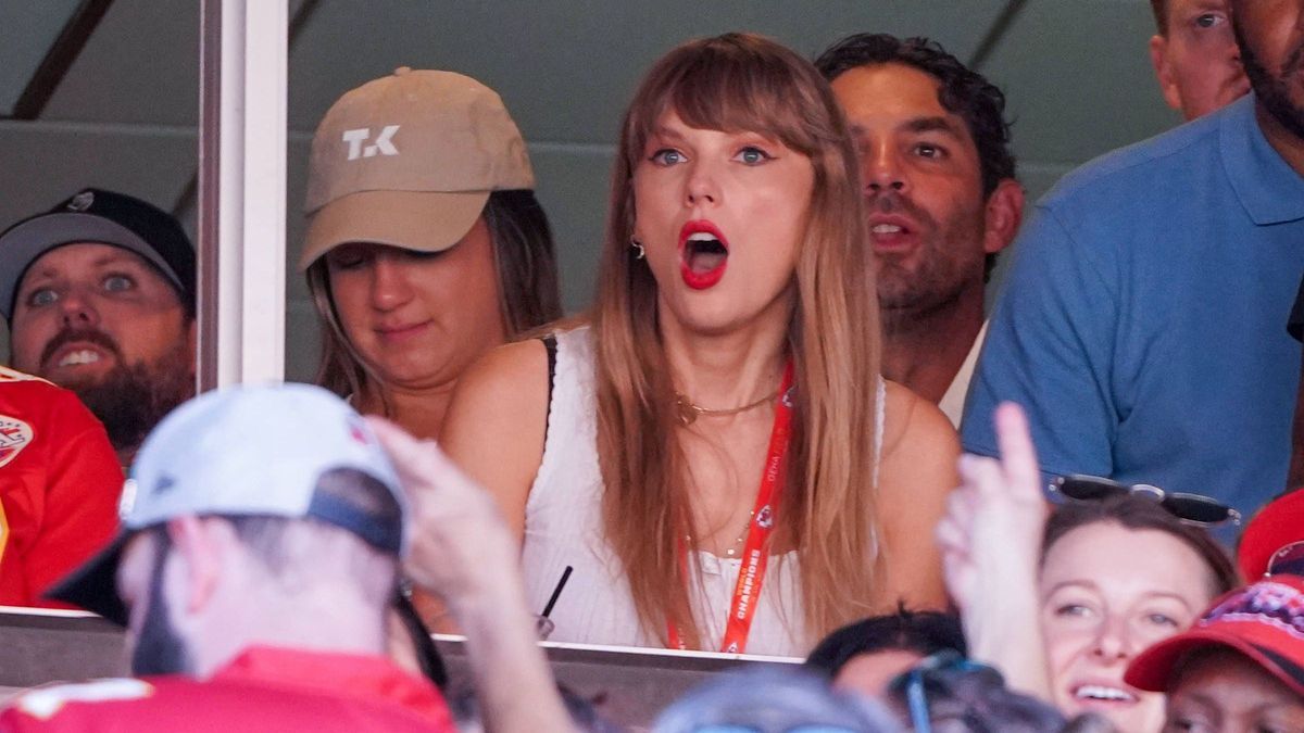 NFL, American Football Herren, USA Chicago Bears at Kansas City Chiefs Sep 24, 2023; Kansas City, Missouri, USA; Taylor Swift reacts while watching the Kansas City Chiefs vs Chicago Bears game duri...