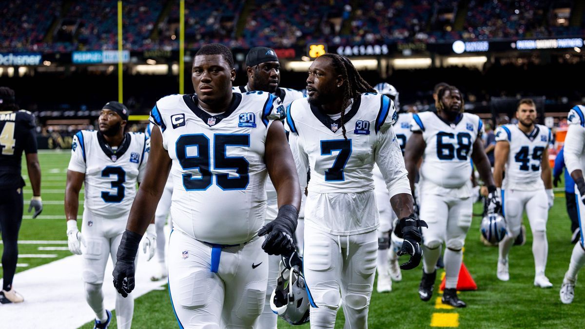 NFL, American Football Herren, USA Carolina Panthers at New Orleans Saints Sep 8, 2024; New Orleans, Louisiana, USA; Carolina Panthers defensive end Derrick Brown (95) walks off the field before th...