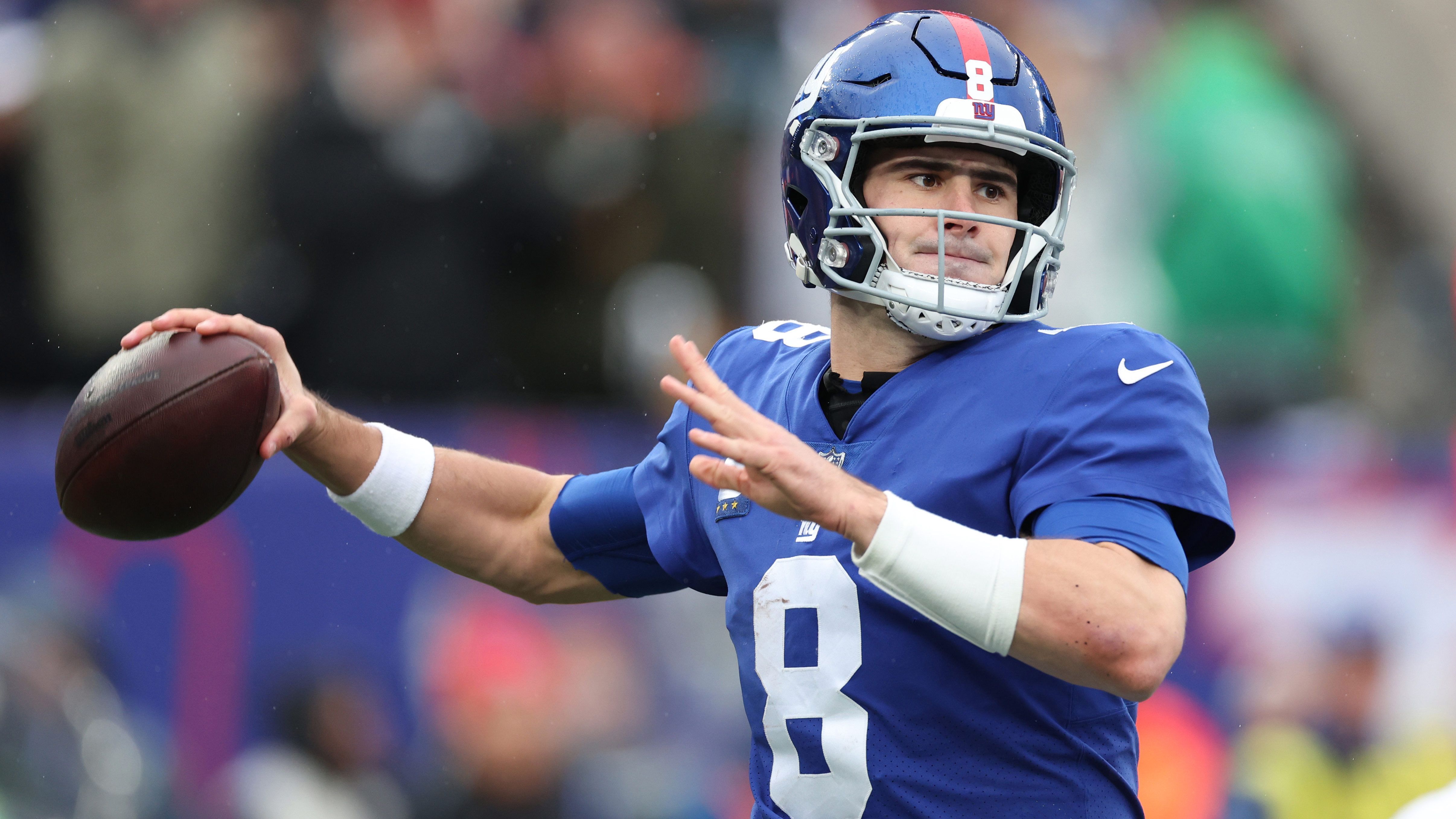 
                <strong>Jones' Statistiken</strong><br>
                Der Spielmacher geht in seine fünfte Saison bei den New York Giants - dem Team, das ihn 2019 auch an sechster Stelle des Draft ausgewählt hat. Jones beendete die abgelaufene Saison mit einer Passquote von 67,2 Prozent. Insgesamt brachten ihm seine 3205 Pasing Yards ein Passer Rating von 92,5 ein. Lediglich 1,1 Prozent seiner Pässe (fünf von 472) wurden interceptet. Außerdem war der 25-Jährige mit 708 Yards zweitbester Rusher der Giants nach Running Back Saquon Barkley, der durch Jones' Verlängerung nun den Franchise Tag erhalten hat. Sieben Mal lief Jones zum Touchdown in die Endzone.
              