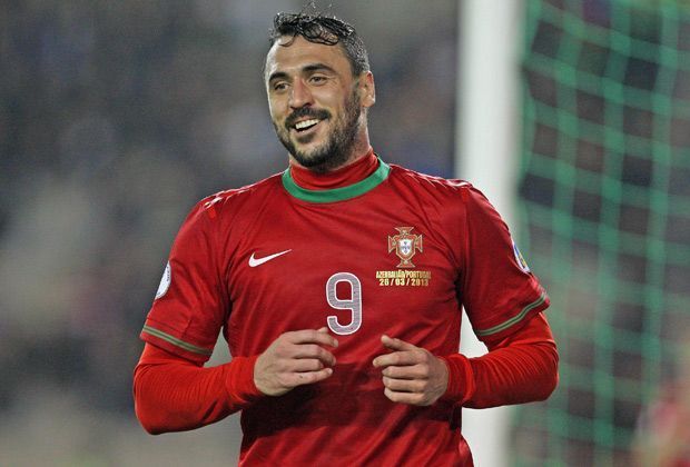 
                <strong>Hugo Almeida (Mittelstürmer | Portugal)</strong><br>
                Der bullige Stürmer ist ein echter Torjäger. Den Platz im Sturmzentrum hat der kopfballstarke und durchsetzungsfähige Angreifer sicher. Da muss sich die deutsche Abwehr warm anziehen: Das ausgeglichene Duell in der Spitze sorgt für den 9:6-Endstand für das DFB-Team.
              