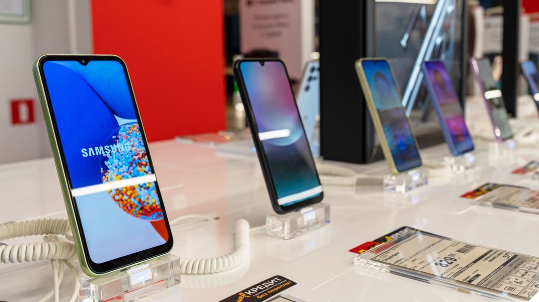 Ein Jahr lang war Apple mit seinen iPhones Marktführer bezüglich der Smartphone-Verkäufe. Nun holt sich Samsung den ersten Platz zurück.