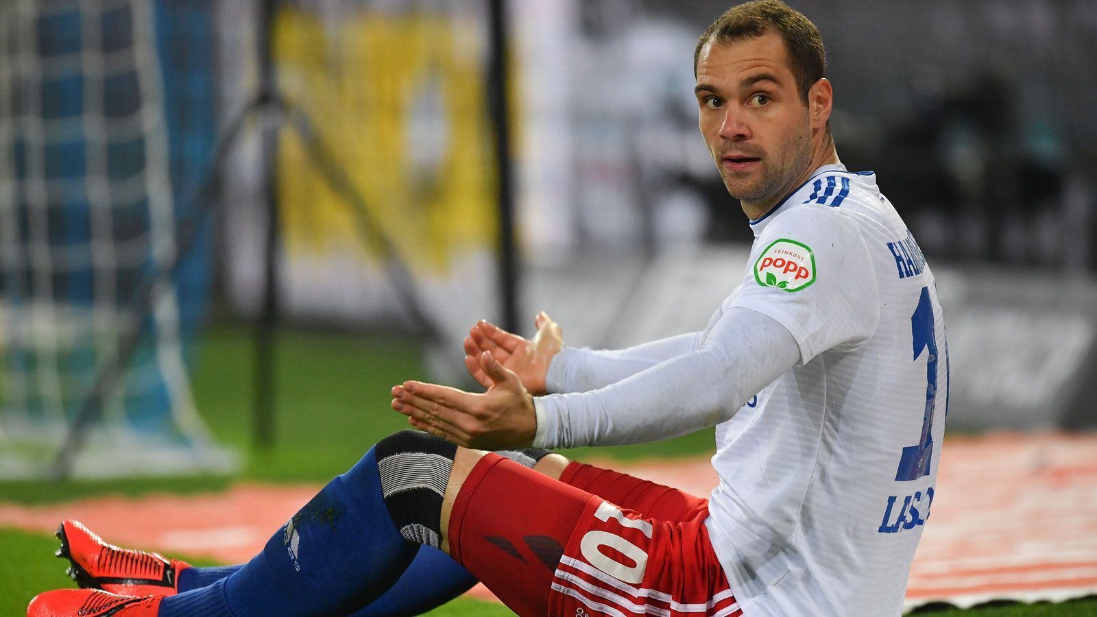 
                <strong>Pierre-Michel Lasogga (Al-Arabi SC)</strong><br>
                Der ehemalige HSV-Profi wollte nach eigenen Angaben in Katar eine eigene Geschichte schreiben und dem Fußball seinen Stempel aufdrücken. In der vergangenen Saison war er noch Leistungsträger und steuerte sieben Toren zum Erfolg bei. Doch knapp ein Jahr später wurde er bereits aussortiert und stand nur zweimal im Kader. Al-Arabi führt Lasogga auf der vereinseigenen Homepage nicht einmal mehr als Spieler auf. Möglich, dass er trotz eines bis 2022 laufenden Arbeitspapiers bald nach Europa zurückkehren wird.ran.de Note: 6
              