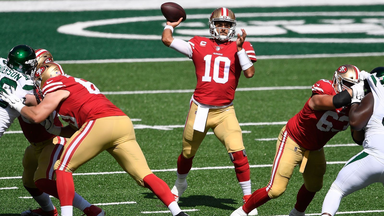 
                <strong>Jimmy Garoppolo (San Francisco 49ers)</strong><br>
                Nicht nur die Defense der 49ers war vom Verletzungspech betroffen, auch die Offense wurde schwer getroffen. Quarterback Jimmy Garoppolo wurde bereits in der frühen Phase des Spiels am Knie getroffen, blieb aber für die erste Hälfte weiter auf dem Feld. In der zweiten Halbzeit übernahm dann Backup Nick Mullens für Garoppolo, der sich nach ersten Informationen eine Verstäuchung des Knöchels (high ankle sprain) zugezogen haben soll. Für die nächsten Tage ist eine genaue Untersuchung Garoppolos geplant.
              