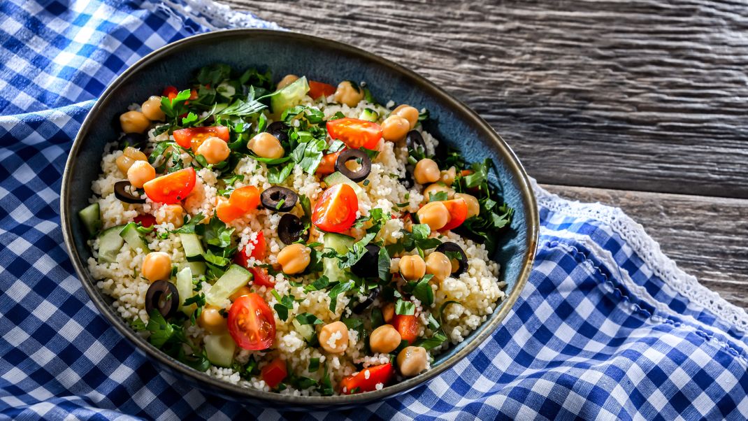 Statt Reis oder Nudeln eignet sich auch Couscous super als Basis für eine Bowl.