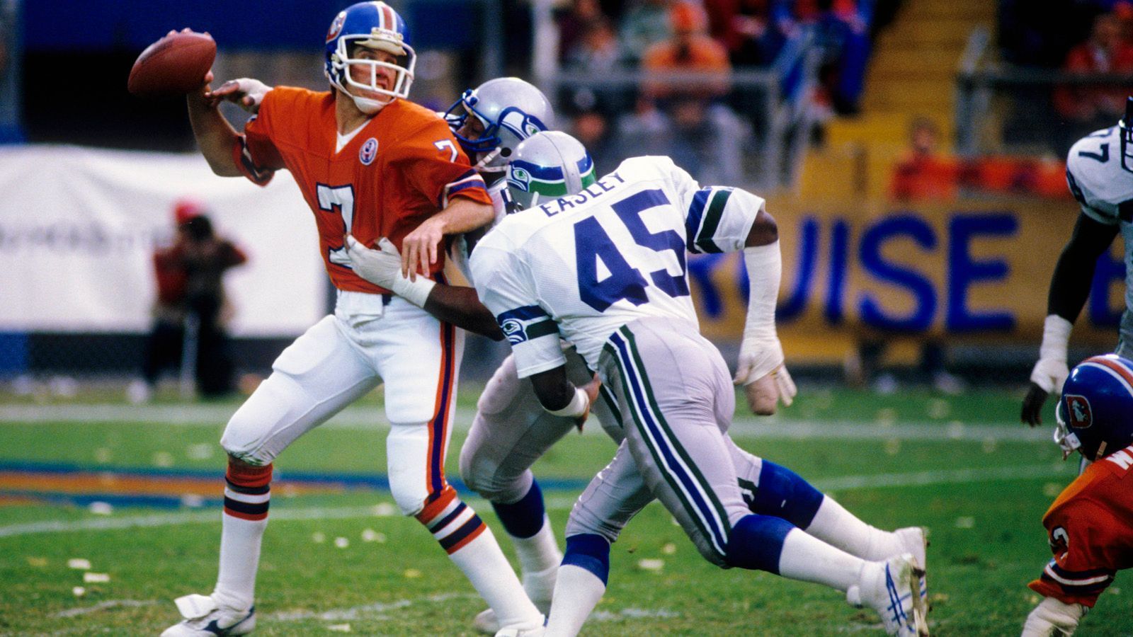 
                <strong>Seattle Seahawks - John Elway</strong><br>
                44 Touchdown-Pässe
              