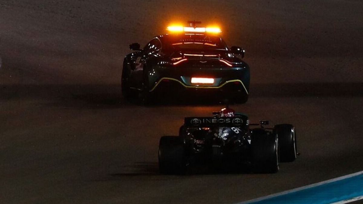 Lewis Hamilton beim Formel-1-Finale 2021 in Abu Dhabi hinter dem Safety-Car