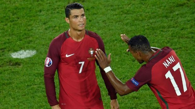 
                <strong>Cristiano Ronaldo (Portugal)</strong><br>
                EM-Rekordspieler: Cristiano Ronaldo ist mit nun 21 Partien EM-Rekordspieler und liegt deutlich vor seinen Konkurrenten. Gefolgt wird er von Bastian Schweinsteiger (Nationalität: Deutschland - Spiele: 18), Gianluigi Buffon (Italien - 17)  Edwin van der Sar (Niederlande - 16), Liliam Thuram (Frankreich - 16), Andres Iniesta (Spanien - 15) und Cesc Fabregas (Spanien - 15).
              
