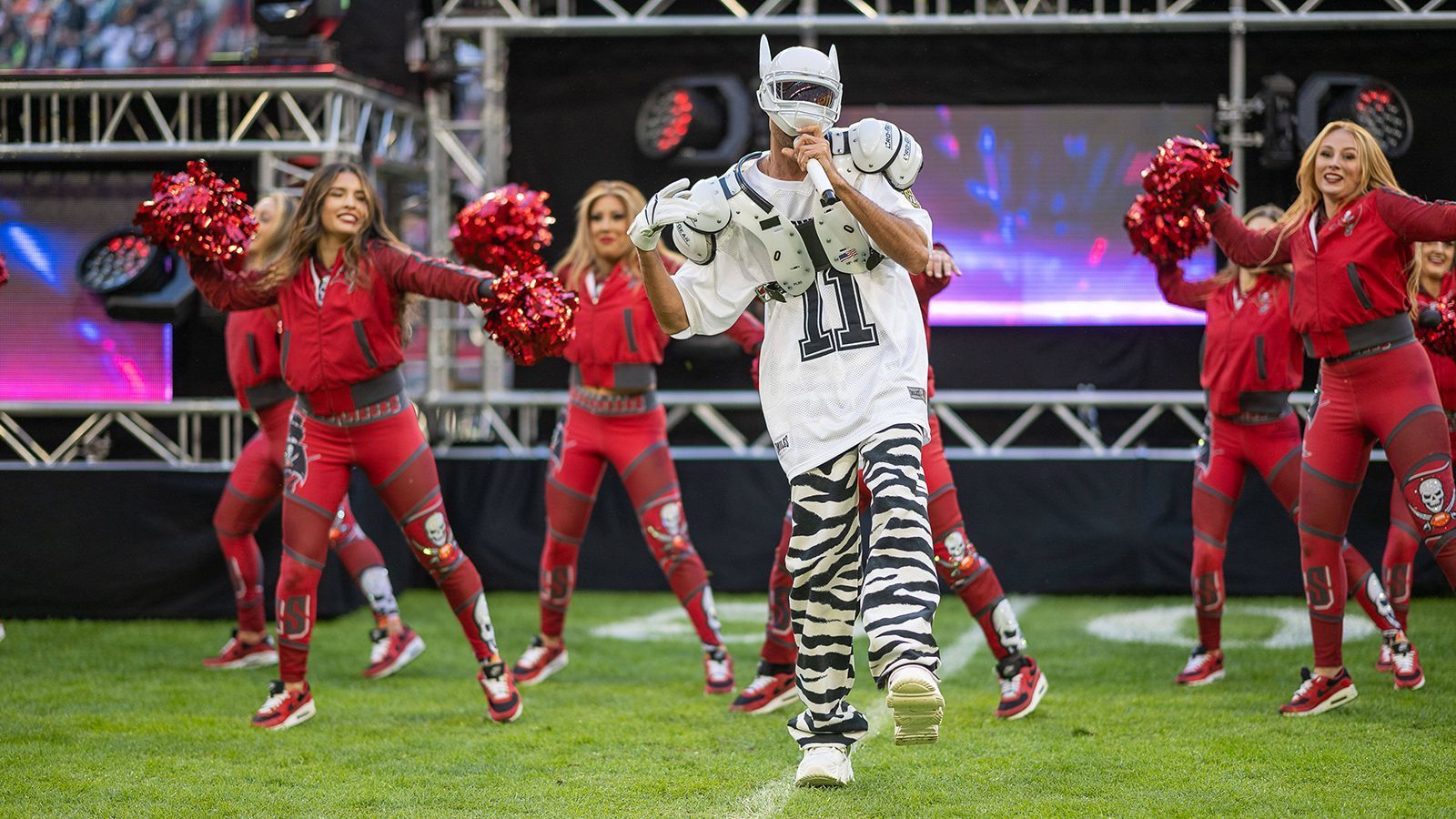 
                <strong>Cro in der Allianz Arena</strong><br>
                Der Rapper Cro sorgte vor dem Anpfiff für Stimmung. Im Rahmen der Pregame Show trat der 32-Jährige auf. 
              