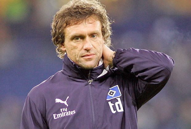 
                <strong>Thomas Doll (18. Oktober 2004 bis 1. Februar 2007)</strong><br>
                Unter Thomas Doll (1,65 Punkte pro Spiel) spielte der HSV letztmals im Konzert der Großen mit. In der Saison 2005/06 belegten sie Rang drei und schafften anschließend die Qualifikation für die Gruppenphase der Champions League. Doch nach dem Absturz auf Rang 18 wurde Doll entlassen.
              